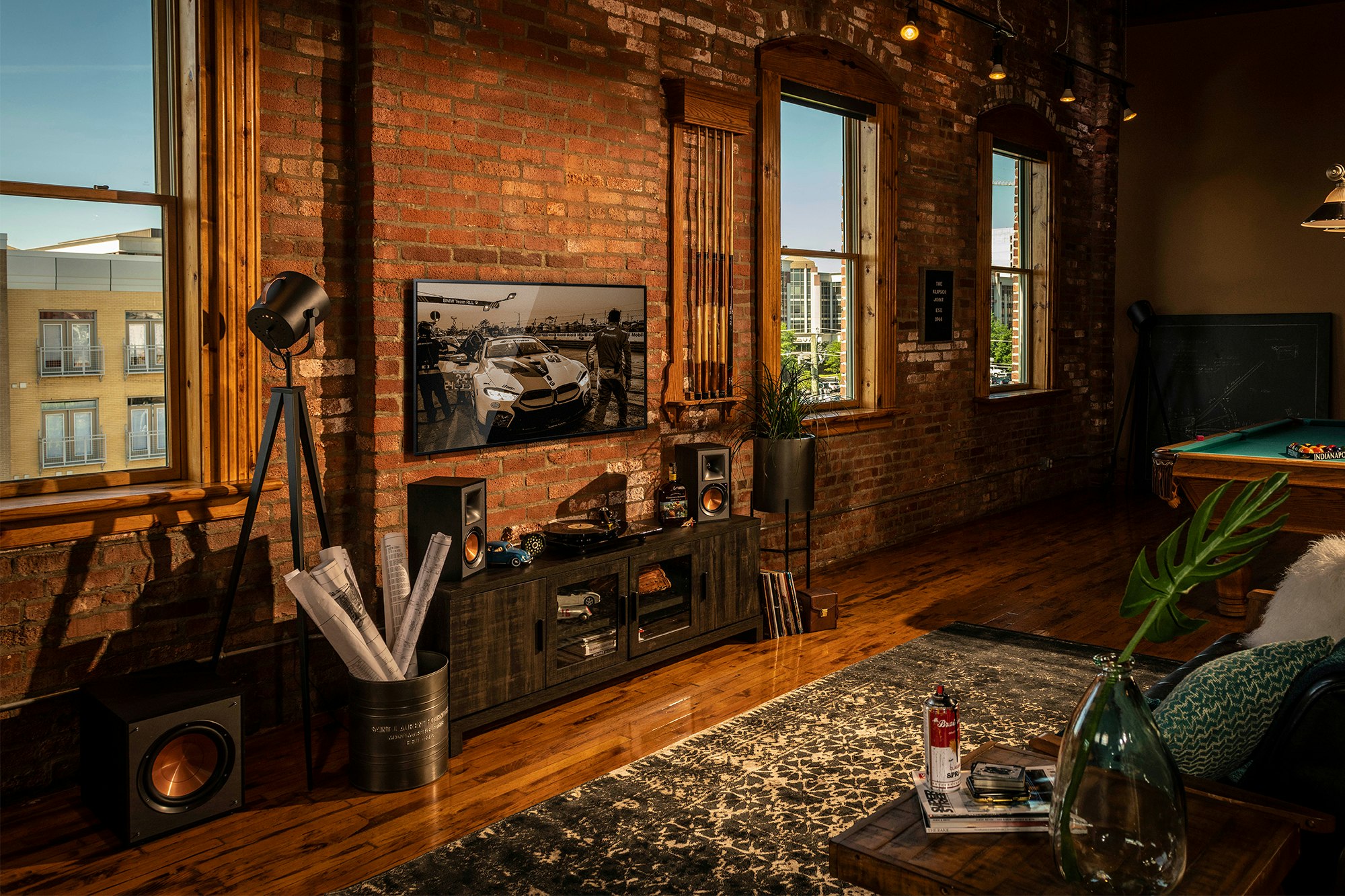 Altavoces Klipsch en una habitación con televisión y mesa de billar